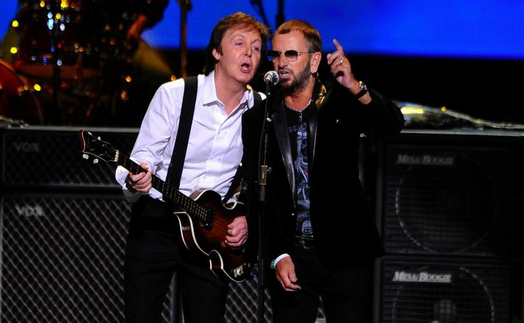 Både 'Let it Be', 'Lady Madonna' og 'Blackbird' var på setlisten, da McCartney og Starr gik på scenen i New York i weekenden. Her synger de 'With a Little Help From My Friends' sammen. 