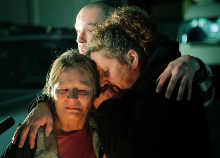 Familie og venner er tydeligt mærkede af tragedien i den amerikanske trailerpark. Her er det to tanter til den efterladte mor. 