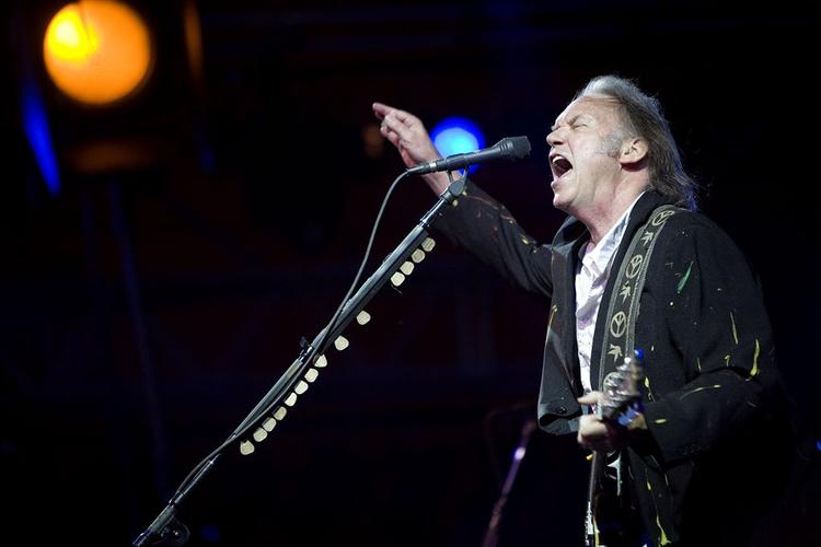Neil Young på årets Roskilde Festival. I august vender den canadiske rocklegende tilbage til Danmark. 