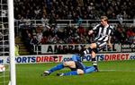 Peter Løvenkrands frygtede for sit liv, da han kollapsede med vejrtrækningsproblemer under kampen mod Chelsea lørdag for Newcastle. Arkivfoto. 