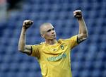 Der var stort set kun Samuel Holméns scoring efter 74 minutter at juble over i går på Brøndby Stadion. Banen er ikke god nok, mener Brøndbys direktør. 