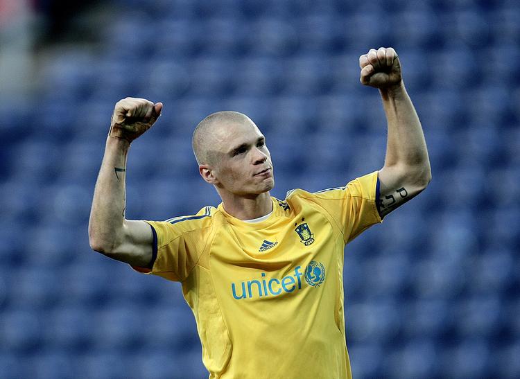 Der var stort set kun Samuel Holméns scoring efter 74 minutter at juble over i går på Brøndby Stadion. Banen er ikke god nok, mener Brøndbys direktør. 