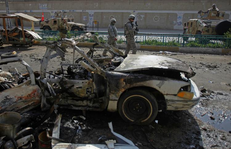 Sådan så det ud efter en bilbombeeksplosion i dag i Bagdad. 