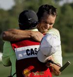 Caddien Craig Connelly var første mand til at lykønske Paul Casey med sejren i Houston. 