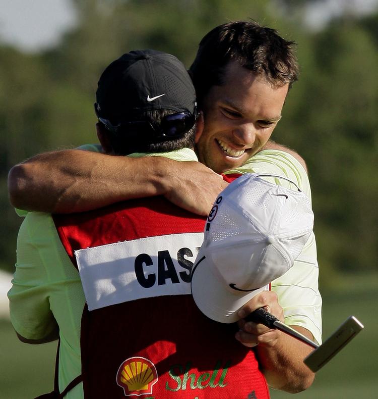 Caddien Craig Connelly var første mand til at lykønske Paul Casey med sejren i Houston. 
