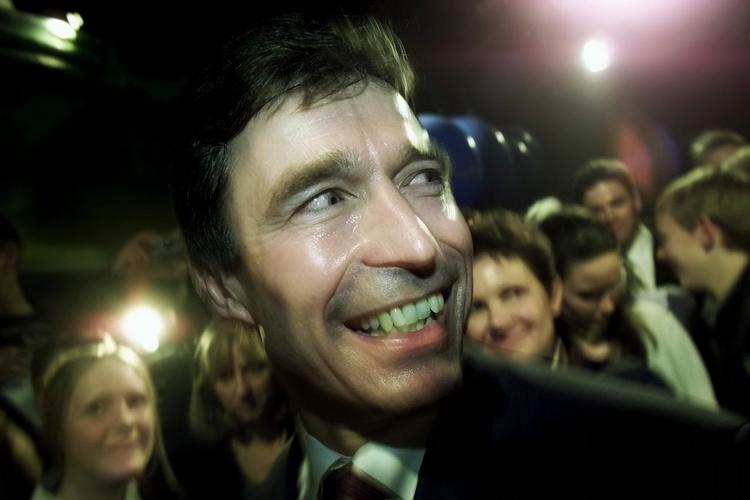 Her er den tidligere statsminister Anders Fogh Rasmussen på valgnatten 2001. 