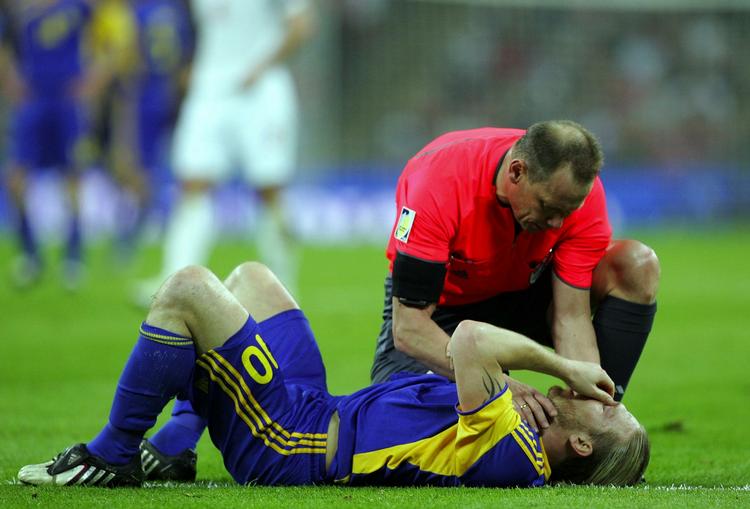 Claus Bo Larsen dømte senest et engelsk hold, da han var dommer i landskampen mellem England og Ukraine 1. april på Wembley. Her tilser han ukraineren Andriy Voronin. Arkivfoto. 