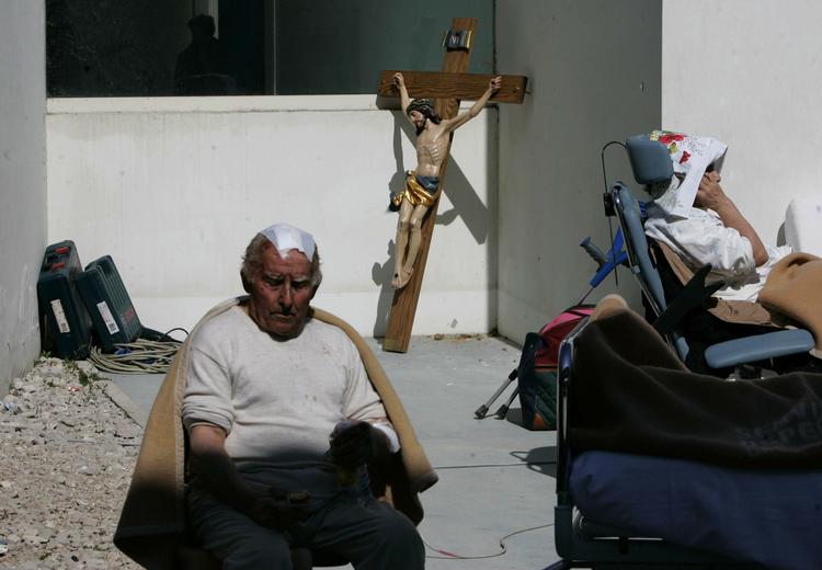 Nattens jordskælv i Italien har gjort mellem 50-100.000 hjemløse. Redningsfolk vurderer, at cirka 92 er dræbt og 1.500 er såret. Men også kirker og historiske bygninger har lidt stor skade. Her sidder patienter foran St. Salvatore Hospitalet i L'Aquila. 