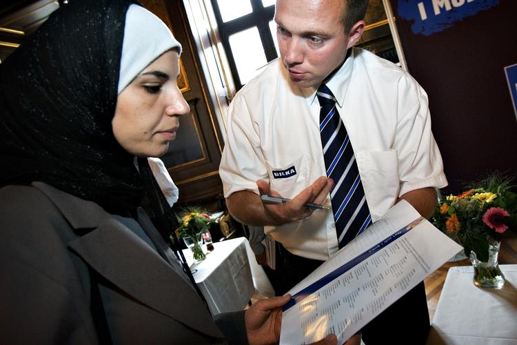 Amal Chaaban fra Libanon taler med Dennis Larsen om mulighederne for et job hos Bilka på en jobmesse i København. Arkivfoto 