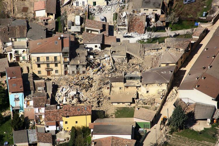 L'Aquila ligger smadret hen efter jordskælvet, der er det værste i Italien i 28 år. 