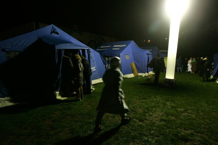 Tusindvis af italienere må tilbringe natten udendørs efter jordskælvet. Mange af dem kan overnatte i teltlejre, som er sat op i det ramte område. 