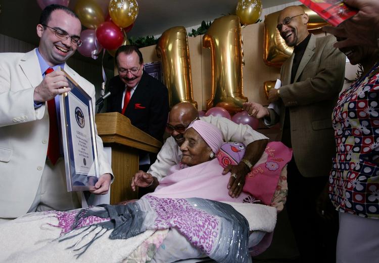 Robert Young, tv, overrækker som repræsentant for Guinness World Records den 115-årige Gertrude Baines et certifikat på, at hun er verdens ældste nulevende person., 
