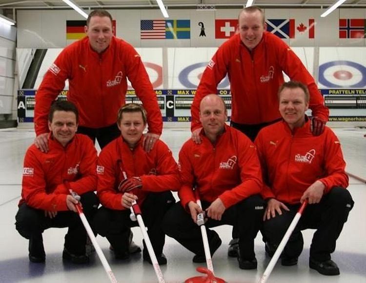 Skipperen Ulrik Schmidt (nederst tv.) med sit hold, der desuden tæller Johnny Frederiksen, Bo Jensen, Lars Vilandt og reserven Mikkel Poulsen. Foto: teamschmidt 