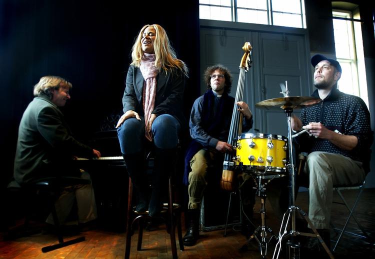 Klaus Menzer (yderst til venstre) i en af de talrige bandkonstellationer, han har indgået i, nemlig 'The Piano'.  De øvrige medlemmer: Morten Kærså, Nellie Ettison og Rasmus Kærså. Arkivfoto. 