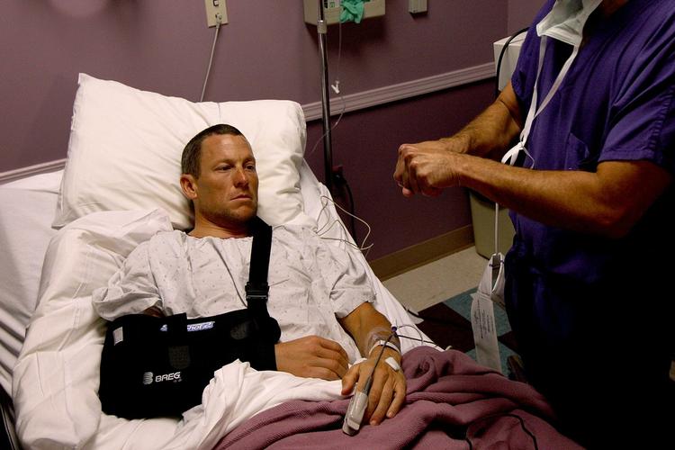 Lance Armstrong er tilbage i sadlen efter han brækkede et kraveben i sidste måned. Arkivfoto. 