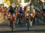 Heinrich Haussler (tv.) - her i en sprintduel med Mark Cavendish i Milan-San Remo - har valgt at repræsentere Australien fra den kommende sæson. Arkivfoto. 
