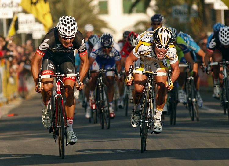 Heinrich Haussler (tv.) - her i en sprintduel med Mark Cavendish i Milan-San Remo - har valgt at repræsentere Australien fra den kommende sæson. Arkivfoto. 