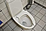 En del skoleelever må forrette deres nødtørft på revnede toiletbrætter. Arkivfoto. 