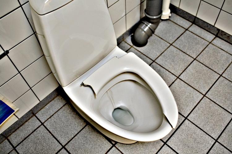 En del skoleelever må forrette deres nødtørft på revnede toiletbrætter. Arkivfoto. 