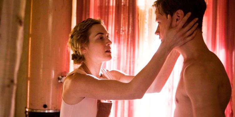'The Reader' er på den ene side en intim kærlighedshistorie mellem 15-årige Michael (Ralph Fiennes) og den 20 år ældre Hanna (Kate Winslet) og på den anden side en fortælling om, hvordan den tyske efterkrigsgeneration fornægter krigsgenerationen. Foto fra filmen 