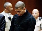 Chris Brown så brødebetynget ud i retten, men han erklærede sig ikke-skyldig i anklagerne. 