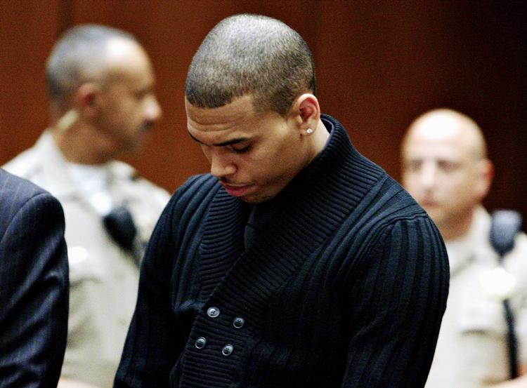 Chris Brown så brødebetynget ud i retten, men han erklærede sig ikke-skyldig i anklagerne. 