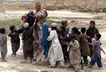 Under en patrulje i lørdags delte en dansk soldat gaver ud til de afghanske børn. 