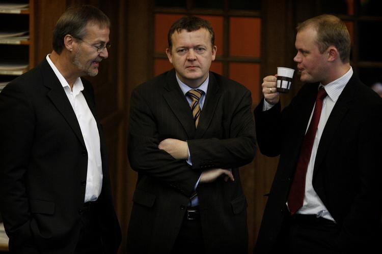 Peter Christensen (th.) skal nu skærme statsministeren og Venstre mod angreb fra medierne og oppositionen. 