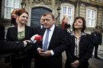 Lars Løkke Rasmussen flankeret af Inger Støjberg (tv.) og Karen Ellemann. 
