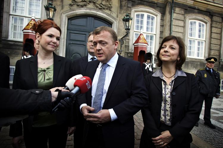 Lars Løkke Rasmussen flankeret af Inger Støjberg (tv.) og Karen Ellemann. 