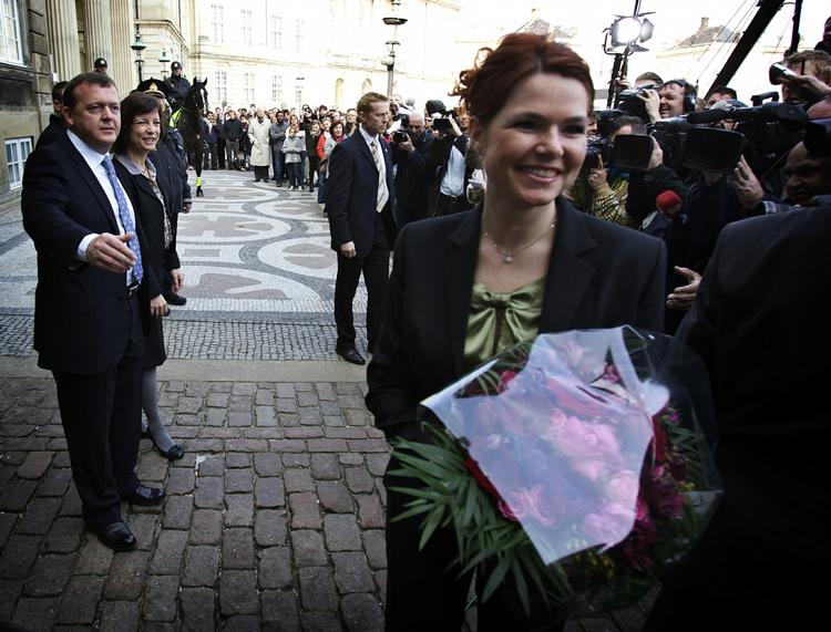 Der var mødt flere hundreder mennesker op for at lykønske de nye ministre. 