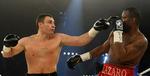 Vladimir Klitschko (tv.) boksede også sit sidste titelforsvar i Tyskland. 21. marts 2009 vandt ukraineren WBC-opgøret mod cubaneren Juan Carlos Gomez i Stuttgart. Arkivfoto. 