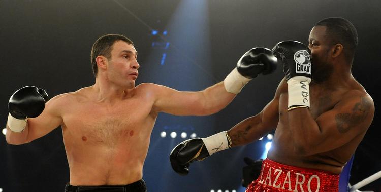 Vladimir Klitschko (tv.) boksede også sit sidste titelforsvar i Tyskland. 21. marts 2009 vandt ukraineren WBC-opgøret mod cubaneren Juan Carlos Gomez i Stuttgart. Arkivfoto. 