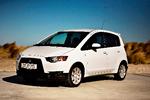 Længere på literen. Mitsubishi har skruet ned for brændstofforbruget i Colt Cleartec ved hjælp af blandt andet stop og start-teknik, dæk med lav rullemodstand og en generator, som lader batteriet op med overskudsenergien, når man bremser. oplukker. Dørene åbner på temmelig vid gab, så det er let at komme ind og ud.ligetil. Knapper og instrumenter er enkle og logiske at gå til. 