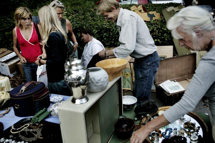 Det giver ro i sindet at rydde op og lægge på plads. Her er det loppemarkedet i Søllerød, hvor nogen rydder ud i deres gamle sager, mens andre får noget med hjem. Arkivfoto. 