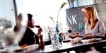 Dansk design er dyrt, og det får man at føle i Cafe Royals Arne Jakobsen-stole, når man betaler 155 kr. for en  burger. Foto: Thomas Borberg 