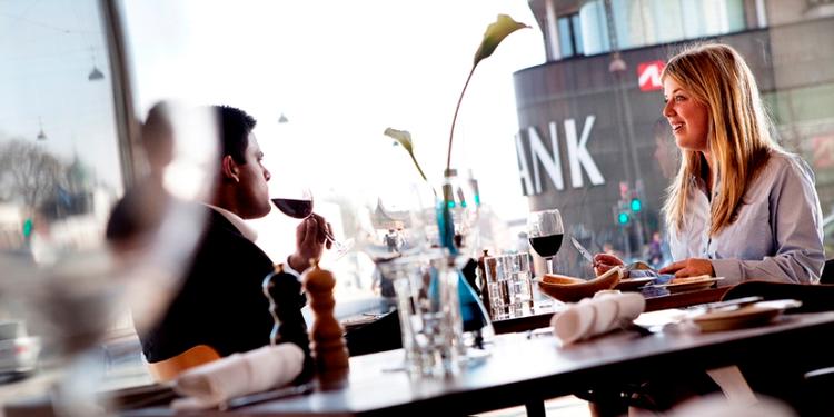 Dansk design er dyrt, og det får man at føle i Cafe Royals Arne Jakobsen-stole, når man betaler 155 kr. for en  burger. Foto: Thomas Borberg 