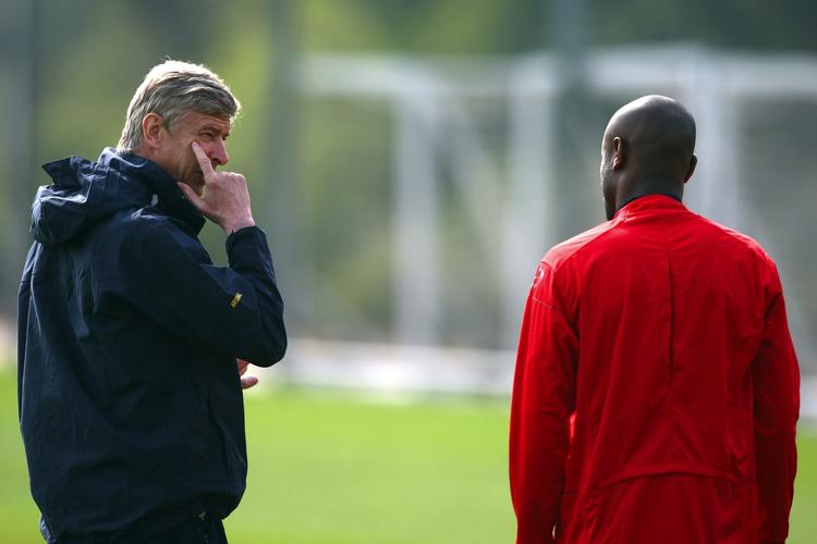 Arsenals manager i samtale med forsvarsspilleren William Gallas (til højre) på træningsbanen i går. 