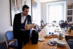 Anders Fogh Rasmussen er stadig på piller, efter at han faldt ned ad en trappe på et hotel i Istanbul. Her er han fotograferet på Christiansborg i dag. 