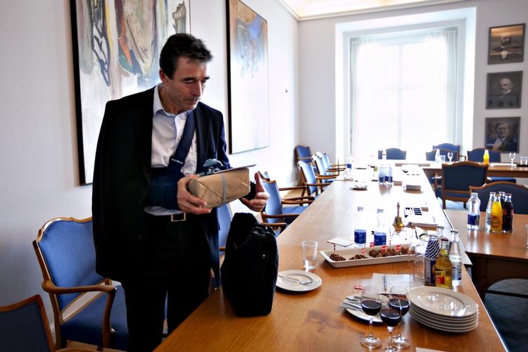Anders Fogh Rasmussen er stadig på piller, efter at han faldt ned ad en trappe på et hotel i Istanbul. Her er han fotograferet på Christiansborg i dag. 