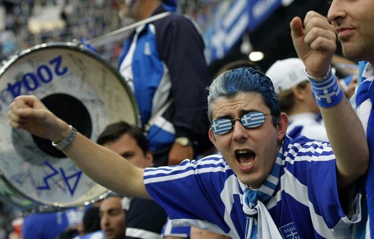 De ellers så festlige græske fans har bragt deres landshold i alvorlige problemer. Arkivfoto. 