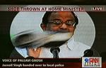 Indiens indenrigsminister, Chidambaram, nåede lige at undvige en løbesko, som en jorunalist kastede mod ham under et pressemøde i New Delhi. 