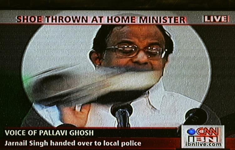 Indiens indenrigsminister, Chidambaram, nåede lige at undvige en løbesko, som en jorunalist kastede mod ham under et pressemøde i New Delhi. 