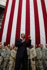 Obama taler til amerikanske soldater i Camp Victory i Bagdad. 