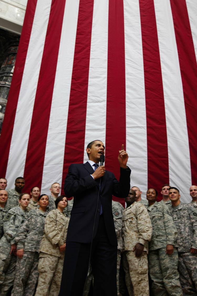 Obama taler til amerikanske soldater i Camp Victory i Bagdad. 