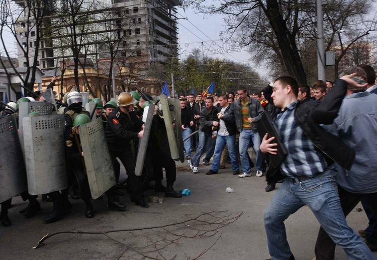 En person meldes dræbt under kampene mellem politi og demonstranter. 