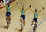 Fra højre ses Sean Eadie, Jobie Dajka og Ryan Bayley, da de vandt mændenes holdsprint ved Commonwealth Games i Manchester, England, i 2002. Arkivfoto. 