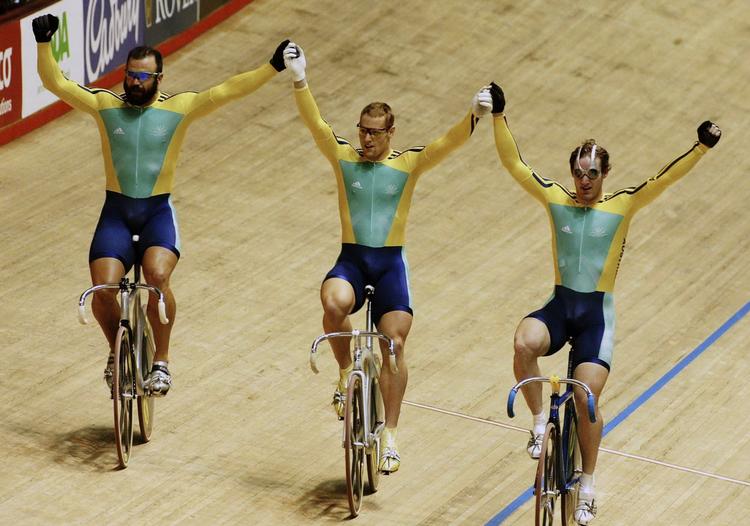 Fra højre ses Sean Eadie, Jobie Dajka og Ryan Bayley, da de vandt mændenes holdsprint ved Commonwealth Games i Manchester, England, i 2002. Arkivfoto. 