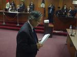 Alberto Fujimori forlader retsbygningen efter sin domfældelse. 'El Chino', som han kaldes i Peru, er kendt skyldig i en række blodige drab på venstreorienterede i 1990'erne. 