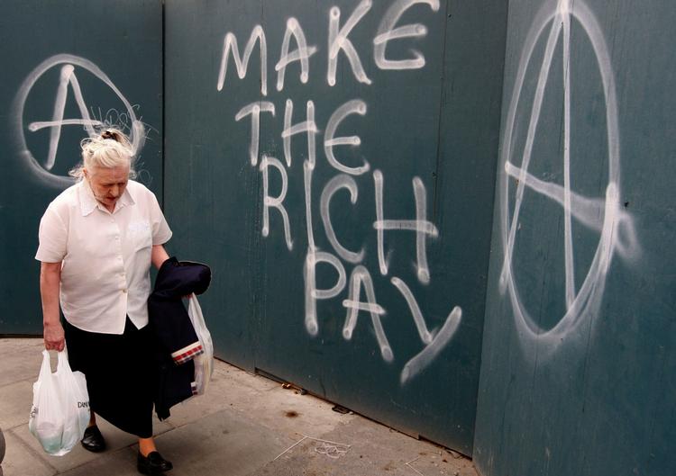 En kvinde får forbi politisk grafitti i Dublin i dag. 